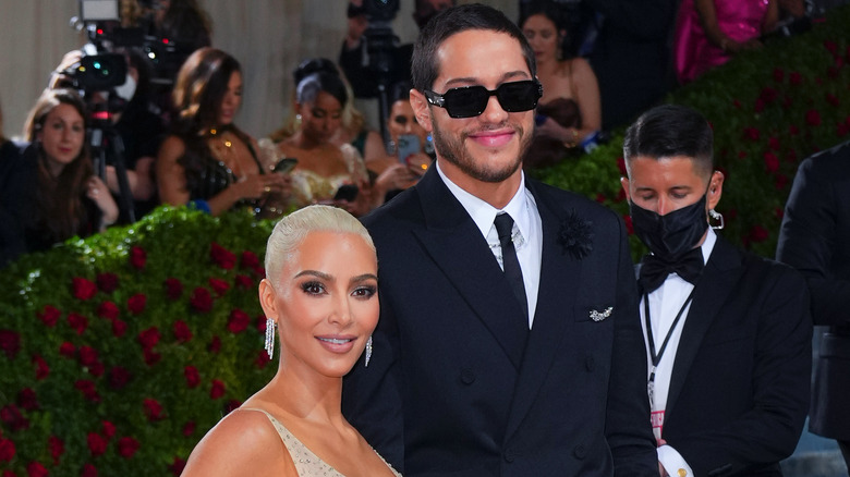 Kim Kardashian et Pete Davidson posent 