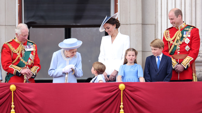 La reine Elizabeth II sur un balcon avec la famille royale