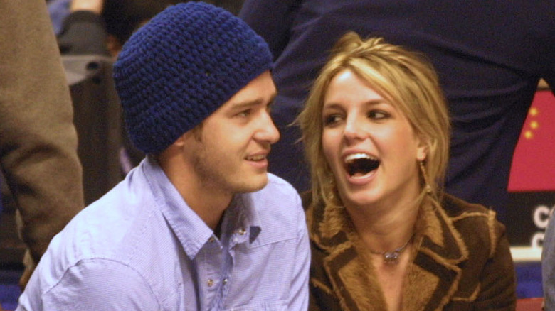 Britney Spears et Justin Timberlake lors d'un match de basket