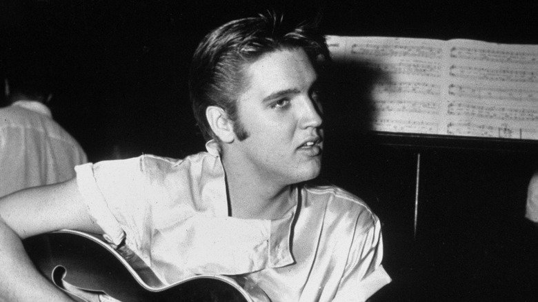 Elvis Presley jouant de la guitare