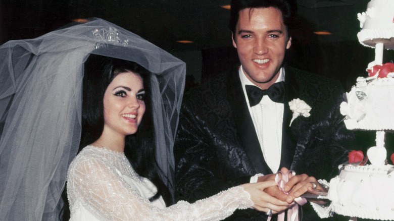 Priscilla Presley et Elvis Presley souriants 