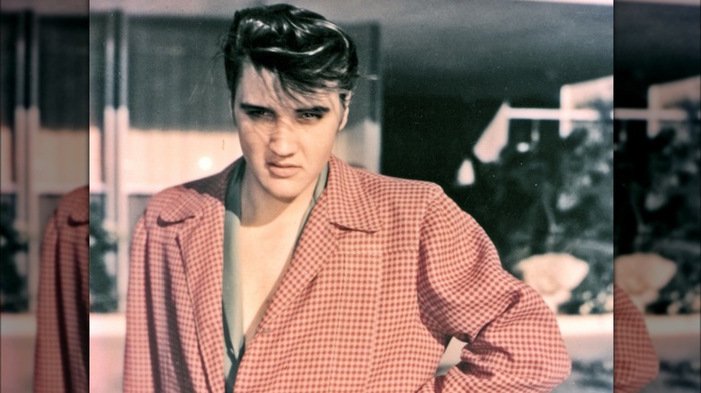 Elvis Presley posant