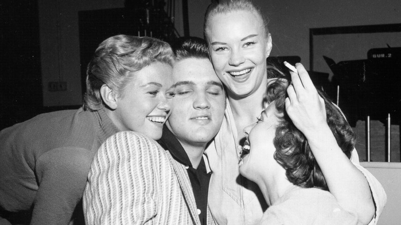 Elvis Presley câlinant des jeunes femmes 