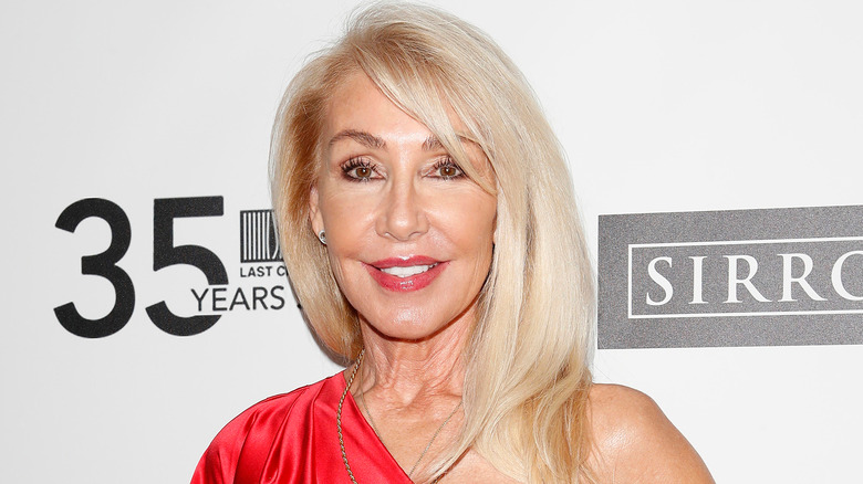 Linda Thompson posant 