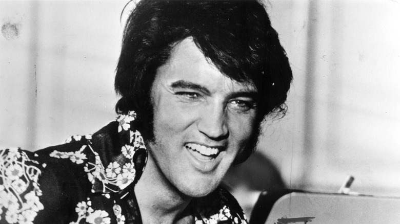 Elvis Presley souriant