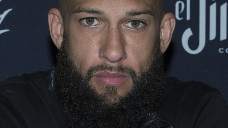 Tim Howard regarde la caméra