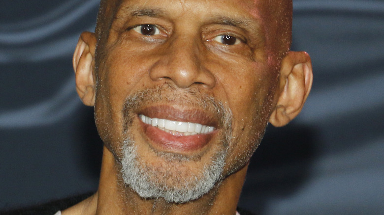 Kareem Abdul-Jabbar souriant