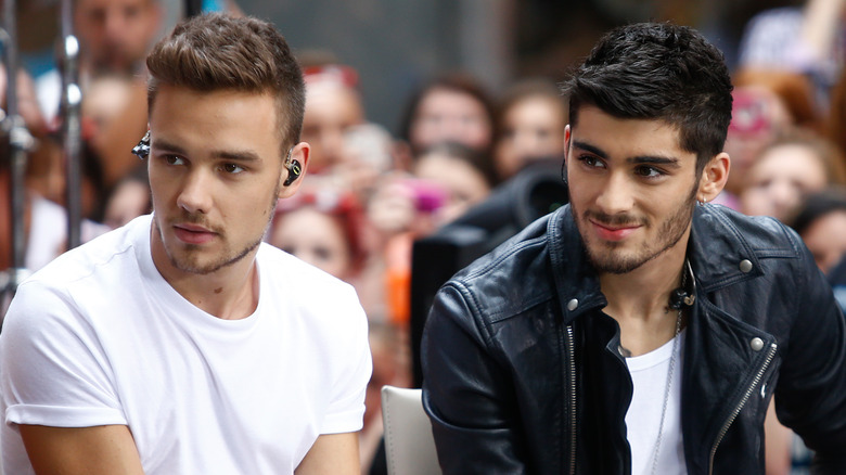 Liam Payne et Zayn Malik assis l'un à côté de l'autre