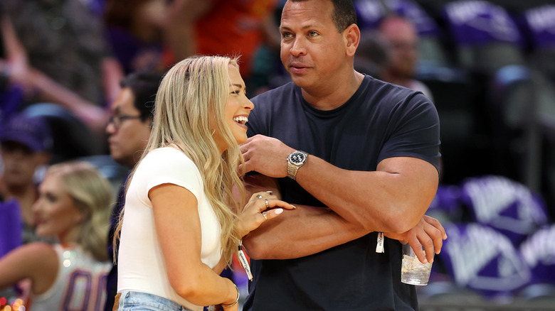 Alex Rodriguez et Kathryne Padgett flirtent lors d'un match de basket