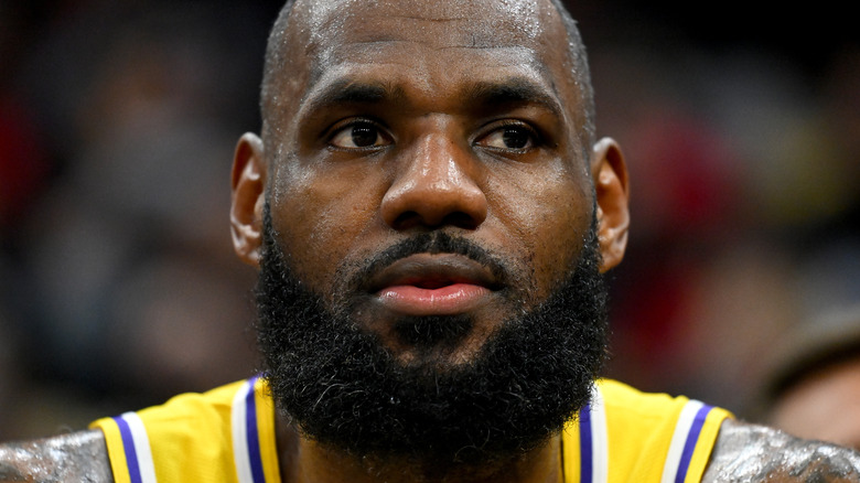 lebron james posant pour les caméras 