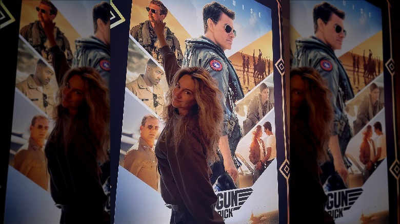 Shailene Woodley devant l'affiche de Top Gun