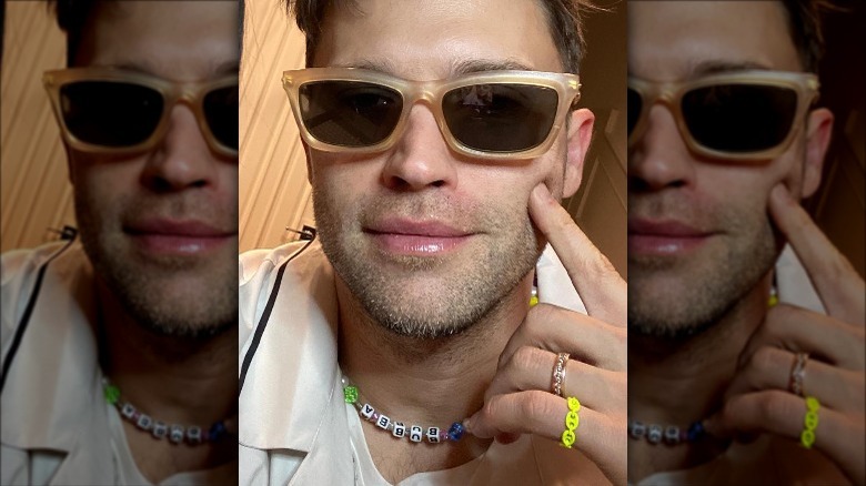 Tom Schwartz portant un collier Bubba