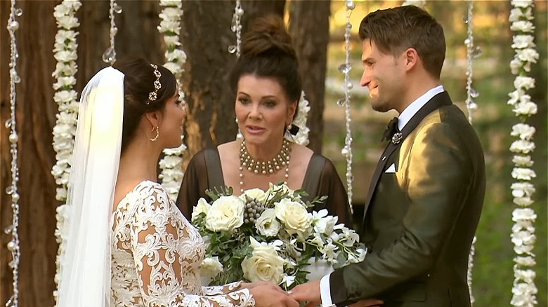 Katie Maloney, Lisa Vanderpump et Tom Schwartz à l'autel