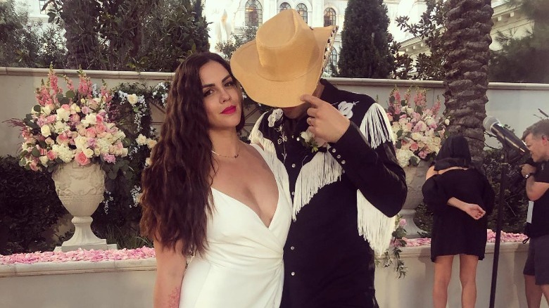 Katie Maloney et Tom Schwartz posant à leur deuxième mariage