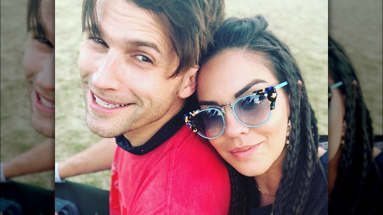 Katie Maloney posant sa tête sur le dos de Tom Schwartz, tous deux souriants