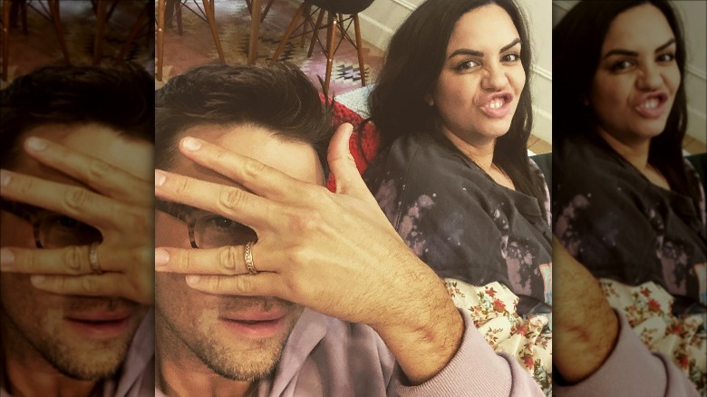 Tom Schwartz cache son visage tandis que Katie Maloney fait une grimace maladroite en selfie