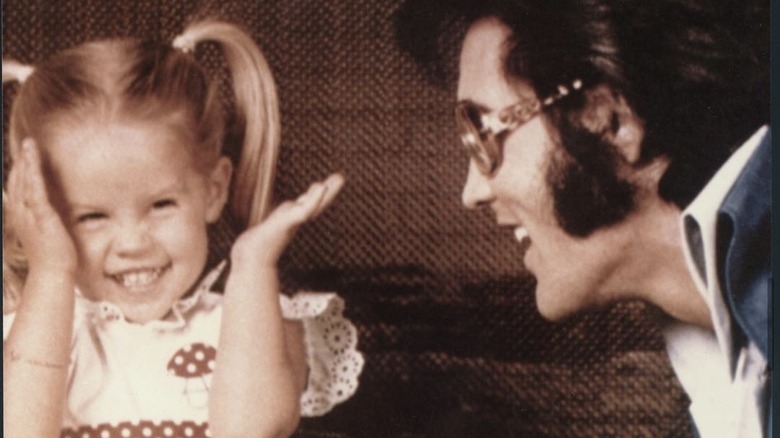 Lisa Marie Presley, photo d'enfance, avec papa Elvis 
