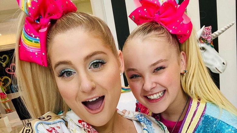 Meghan Trainor et Jojo Siwa sourient