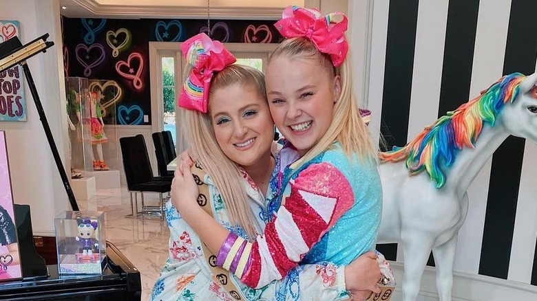 Meghan Trainor et Jojo Siwa sourient