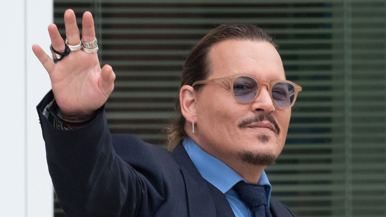 Johnny Depp fait un clin d'œil et fait un signe de la main