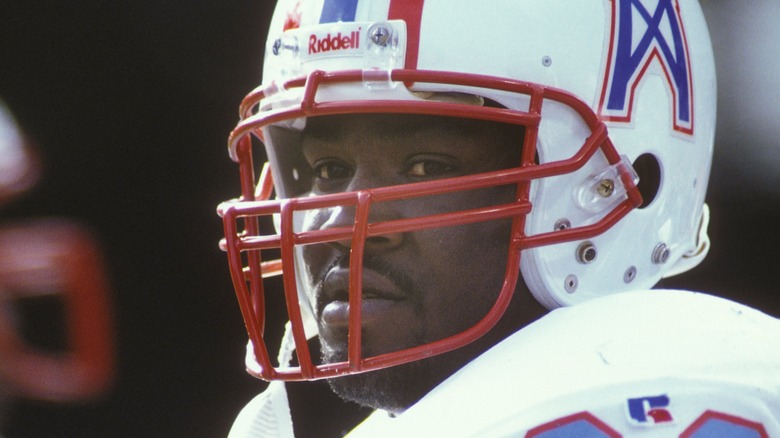 Gary Brown dans le casque des Houston Oilers