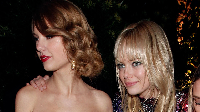 Taylor Swift et Emma Stone souriantes