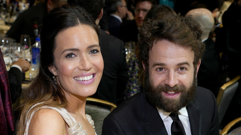 Mandy Moore et Taylor Goldsmith s'assoient et sourient lors d'une remise de prix