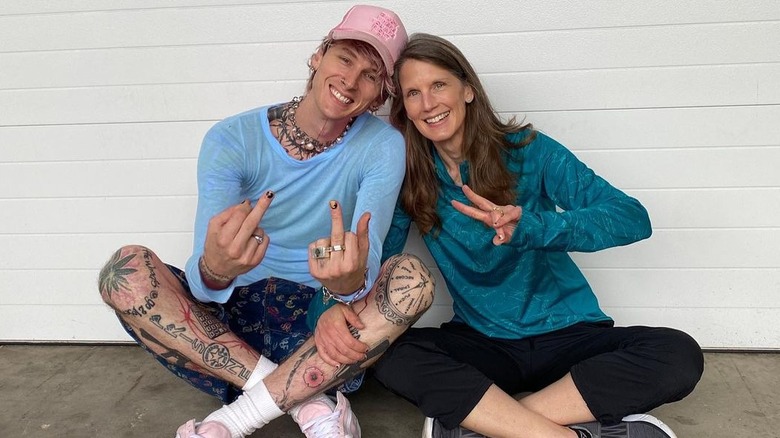 Machine Gun Kelly pose avec maman 