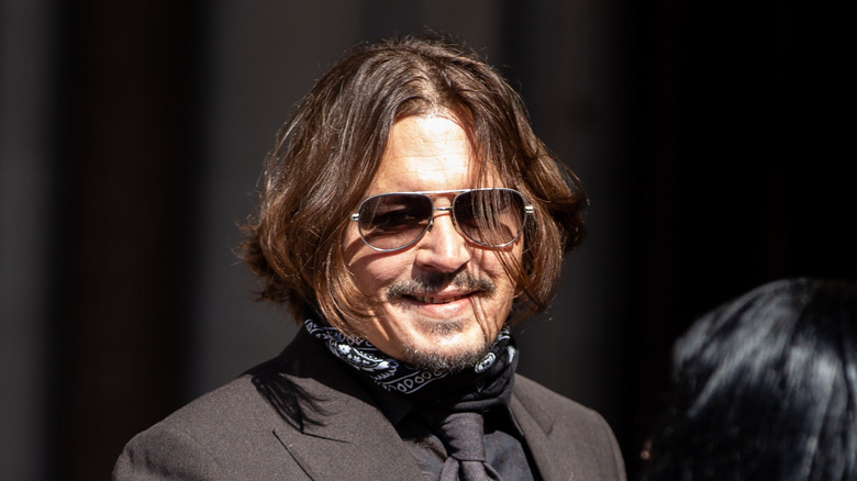 Johnny Depp en lunettes de soleil quitte le tribunal au Royaume-Uni en 2020