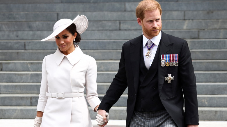 Meghan markle et le prince harry main dans la main 