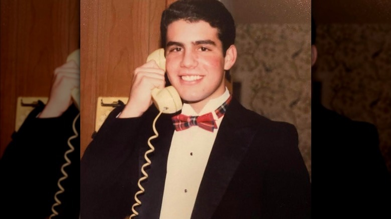 Le jeune Andy Cohen tenant un téléphone