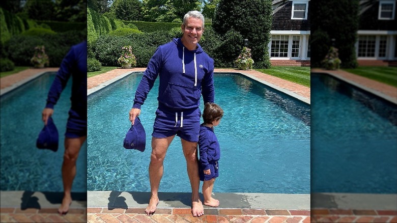 Andy Cohen et son fils au bord de la piscine