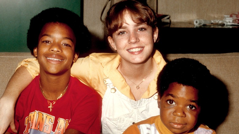 Dana Plato avec ses co-stars, souriant