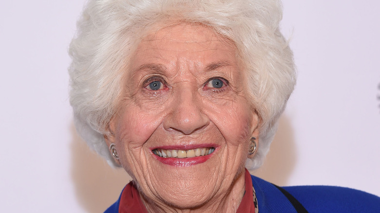 Charlotte Rae souriante