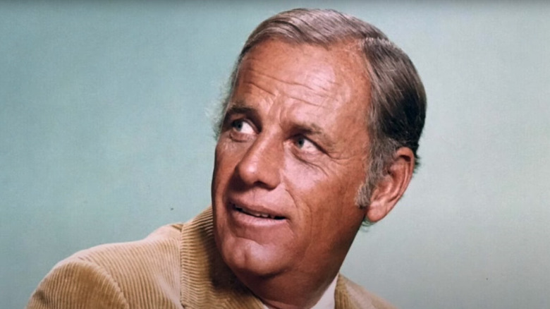 McLean Stevenson jetant un coup d'œil