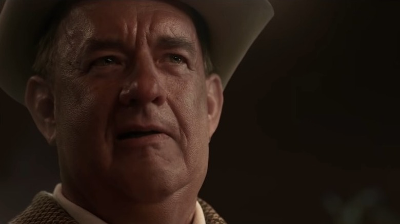 Tom Hanks en Elvis, coiffé d'un chapeau de cowboy