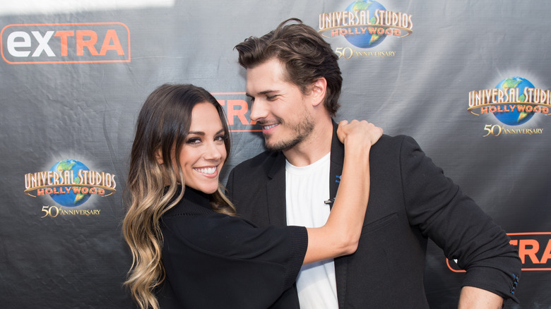 Gleb Savchenko et Jana Kramer posent 