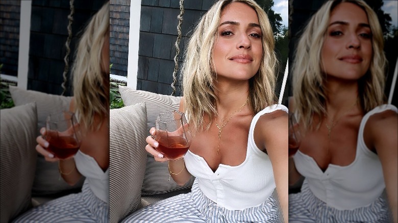 Kristin Cavallari tenant une boisson