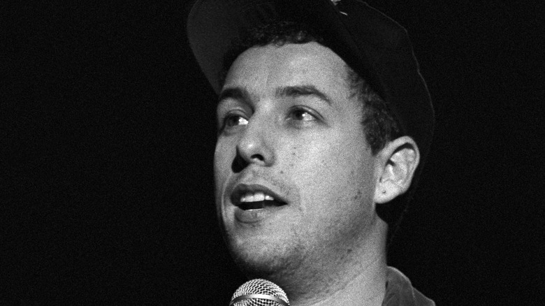 Adam Sandler se produisant en 1994