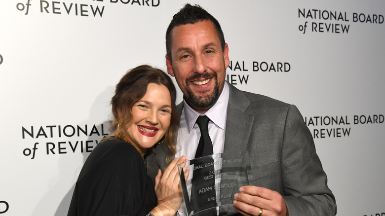 Drew Barrymore et Adam Sandler sourient en 2020