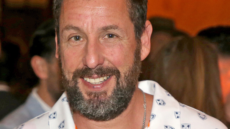 Adam Sandler souriant en 2022