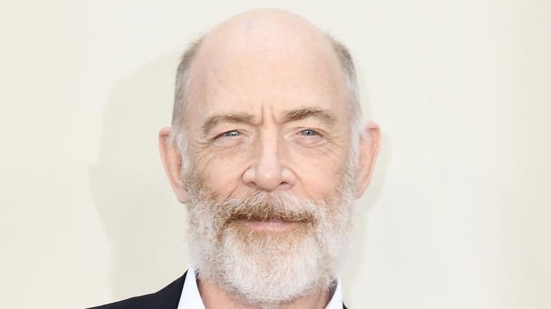 JK Simmons posant