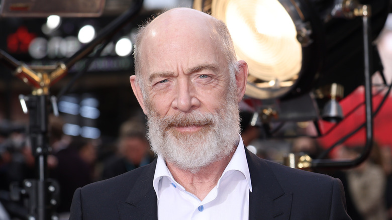 JK Simmons posant