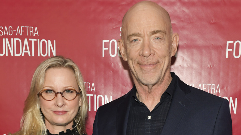 JK Simmons et Michelle Schumacher, toutes deux posant