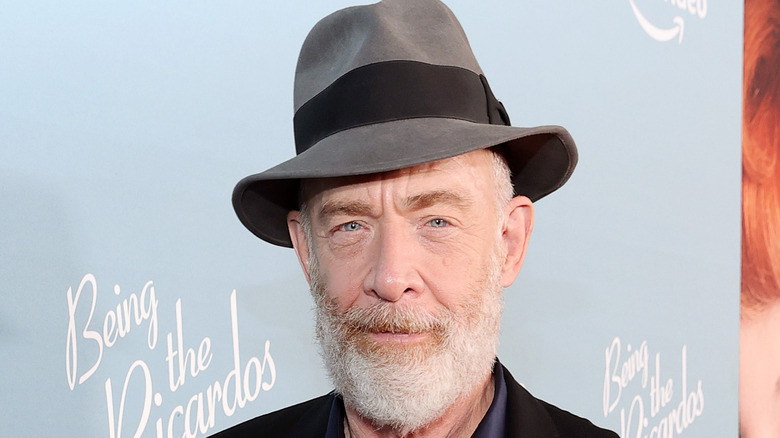 JK Simmons posant