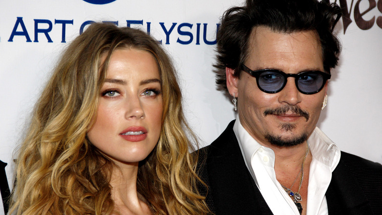 Amber Heard et Johnny Depp posent