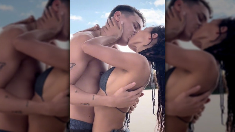 FKA Twigs et Aron Piper s'embrassent