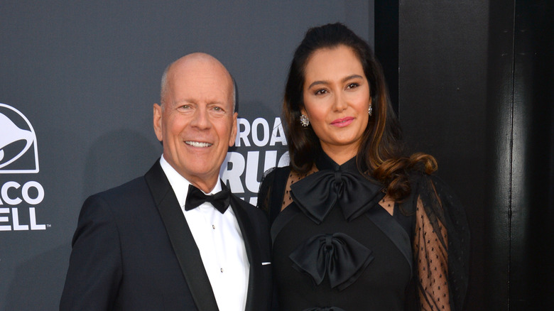 Emma Heming Willis et Bruce Willis posent 