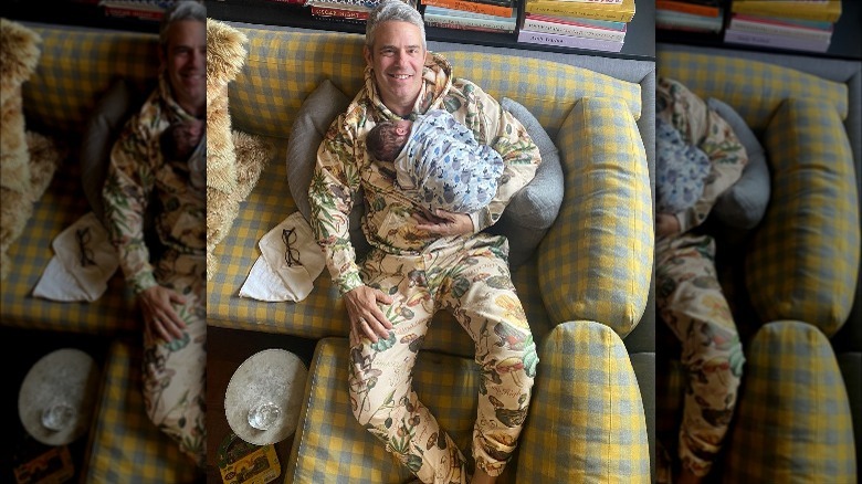 Andy Cohen assis avec bébé