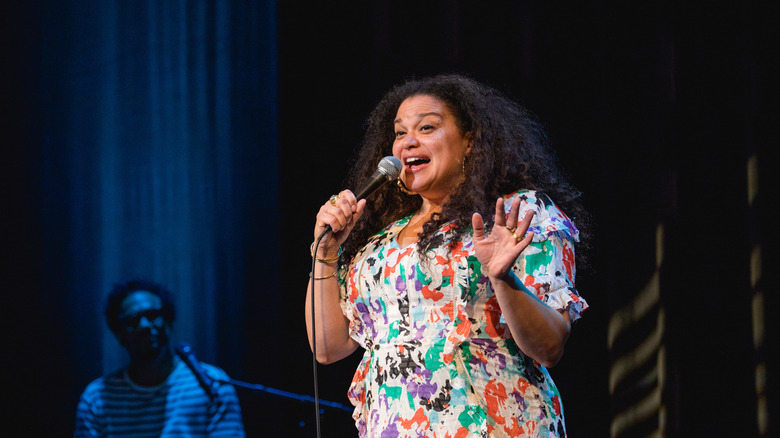 Michelle Buteau dans un spectacle d'humour